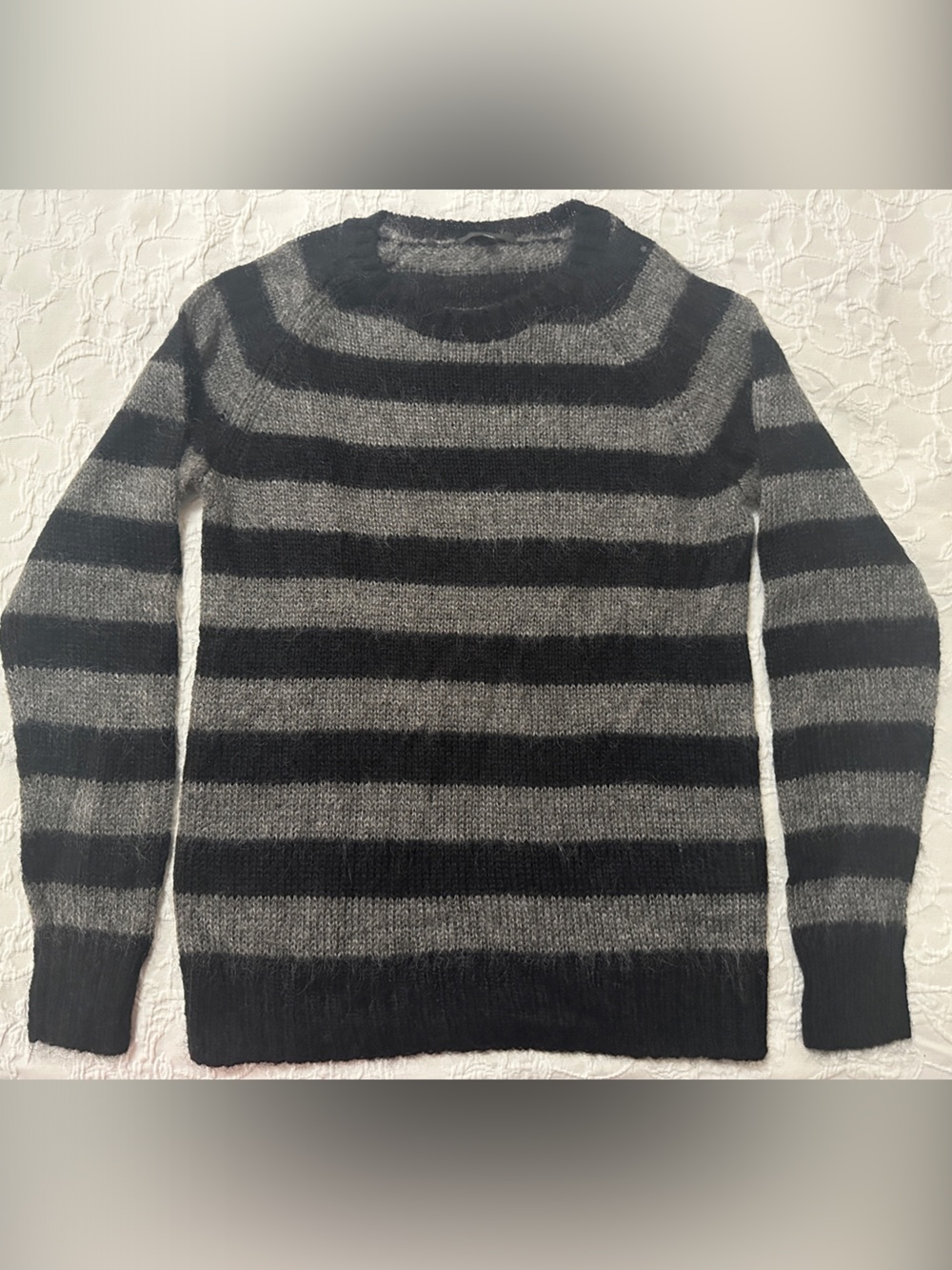 Uniqlo Men's Black and Gray Striped Crewneck Sweater